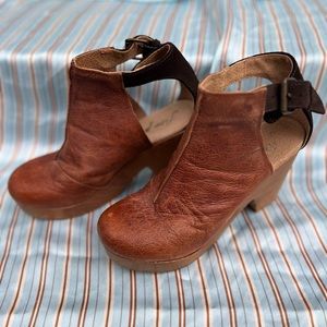 LIKE NEW FREE PEOPLE AMBER ORCHARD
CHOCOLATE CLOG PLATFORM
WEDGE SIZE 39
